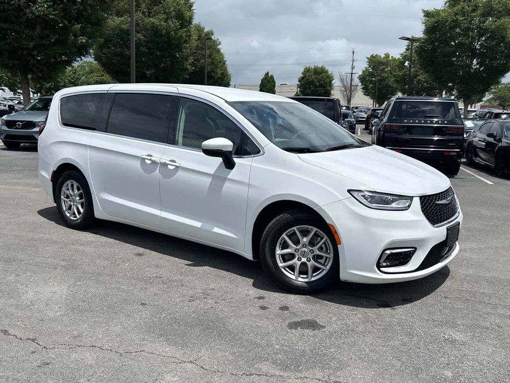 2023 Chrysler Pacifica Touring L's photo