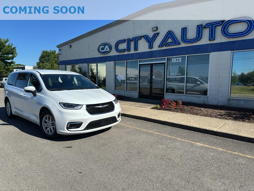 2023 Chrysler Pacifica Touring L's photo