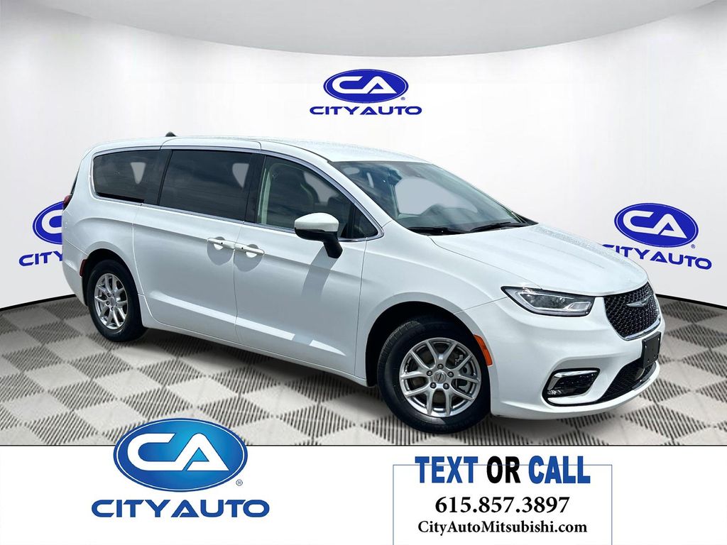 2023 Chrysler Pacifica Touring L's photo