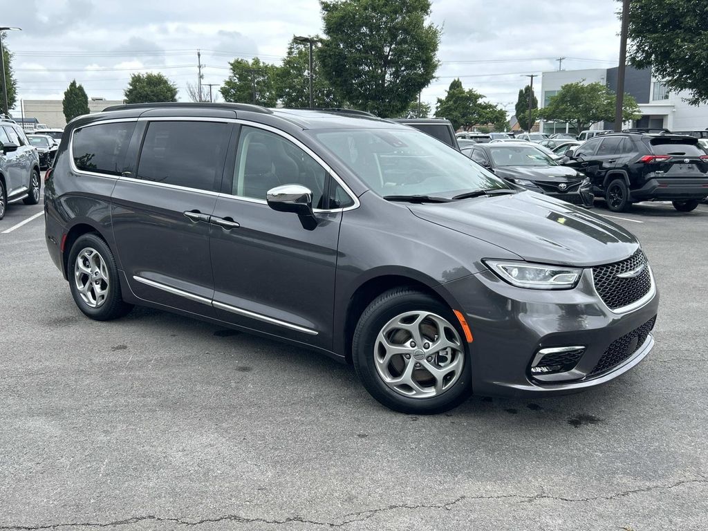 2023 Chrysler Pacifica Limited's photo