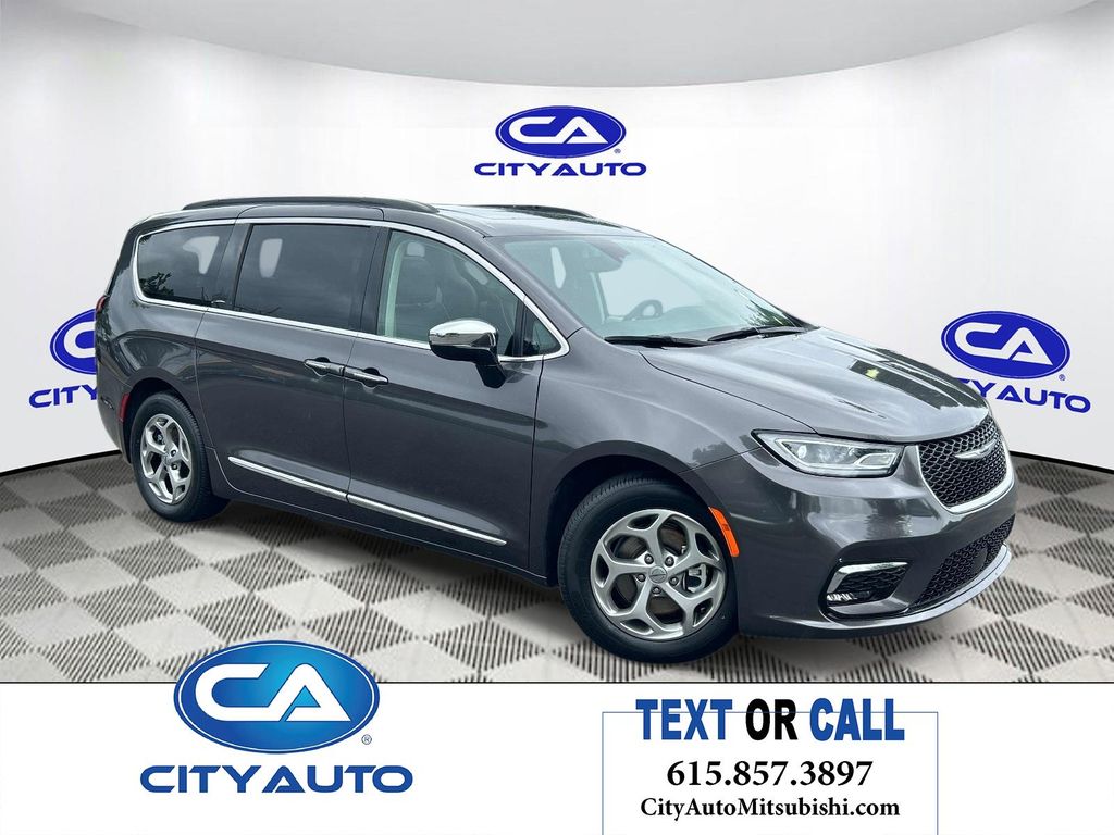 2023 Chrysler Pacifica Limited's photo