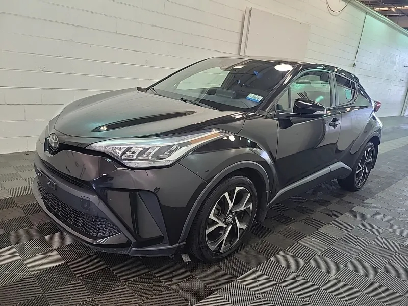 2022 Toyota C-HR XLE's photo