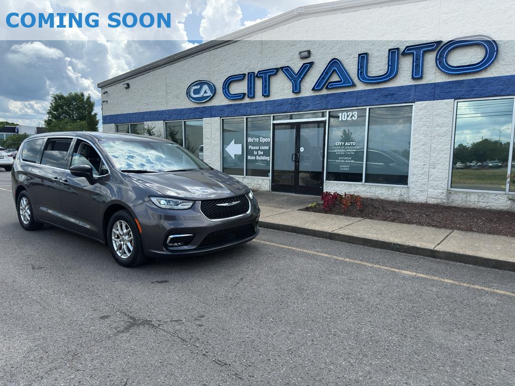 2023 Chrysler Pacifica Touring L's photo