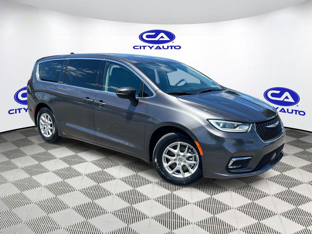 2023 Chrysler Pacifica Touring L's photo
