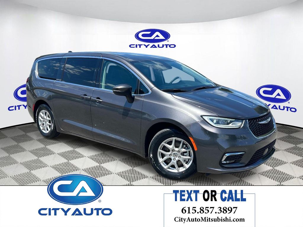 2023 Chrysler Pacifica Touring L's photo