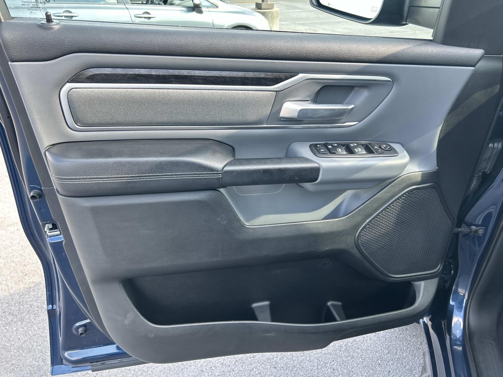 Vehicle photo 30