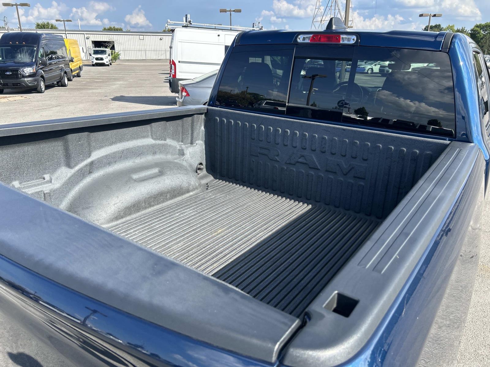 Vehicle photo 14