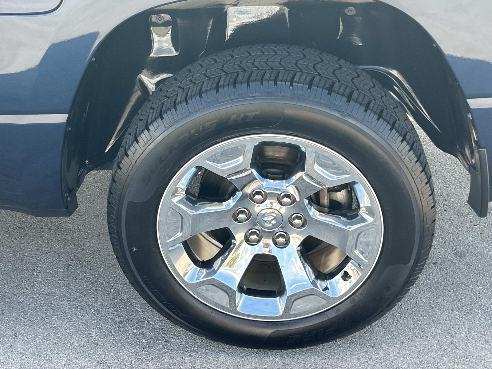 Vehicle photo 17