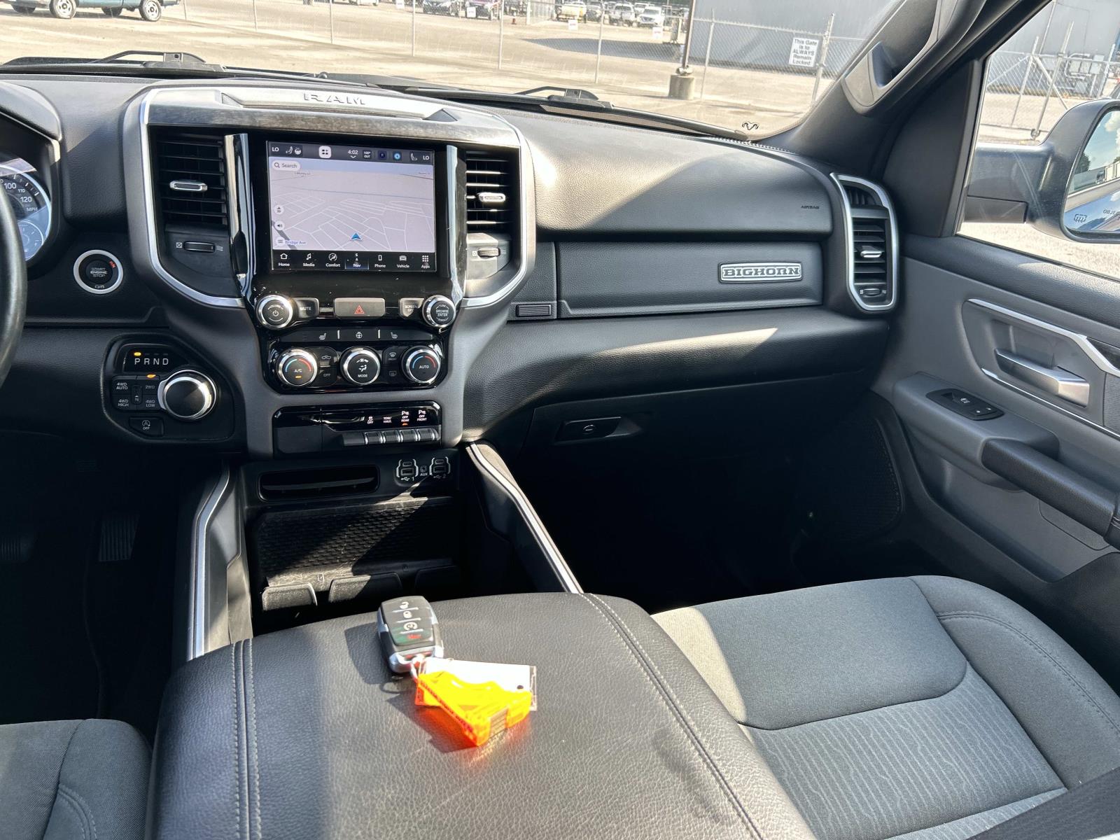 Vehicle photo 25