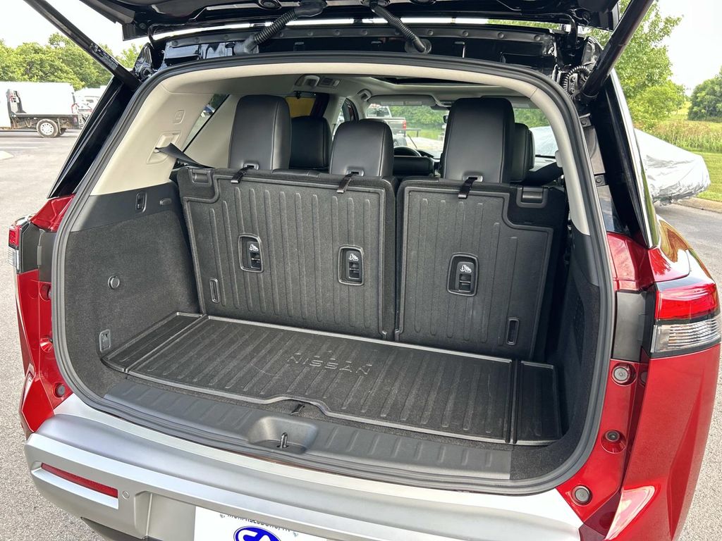 Vehicle photo 14