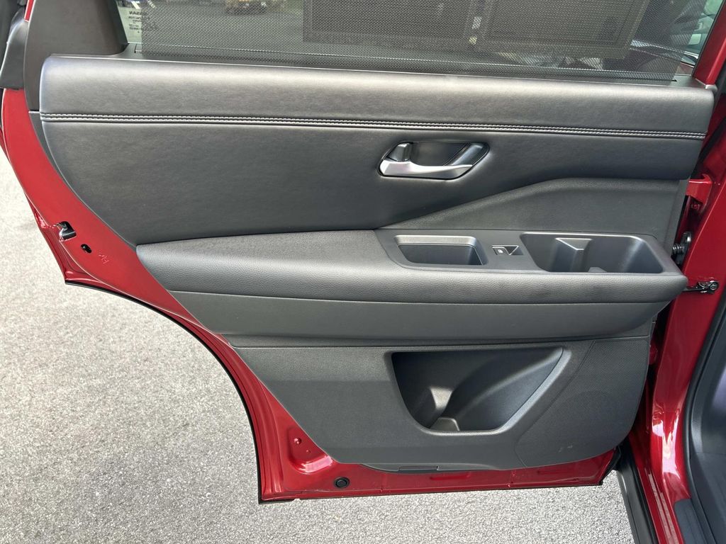 Vehicle photo 28