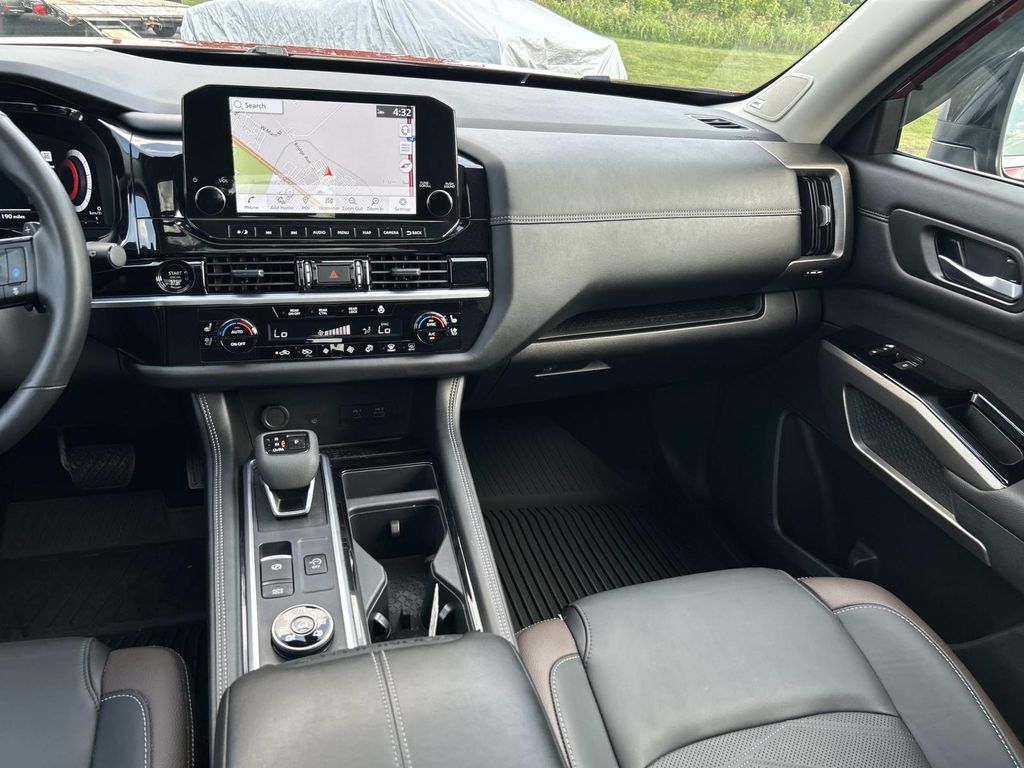 Vehicle photo 23