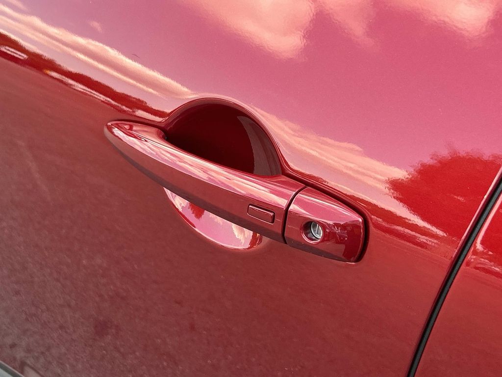 Vehicle photo 19