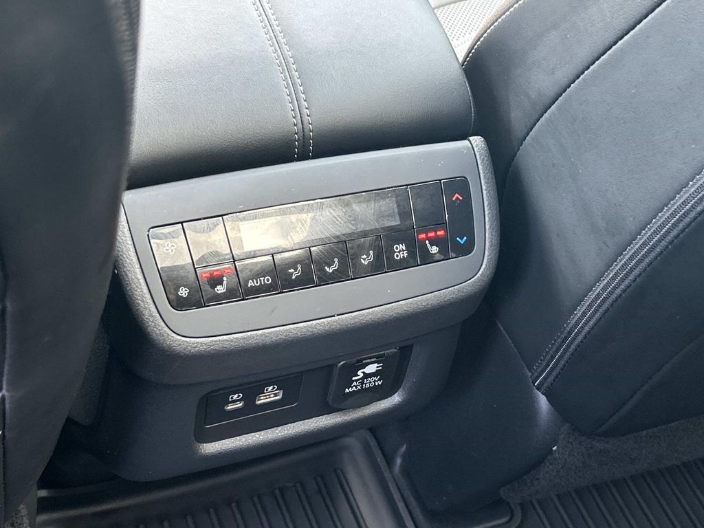 Vehicle photo 25