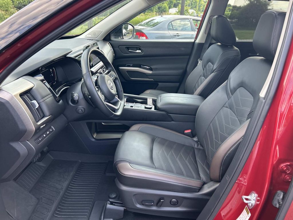 Vehicle photo 29