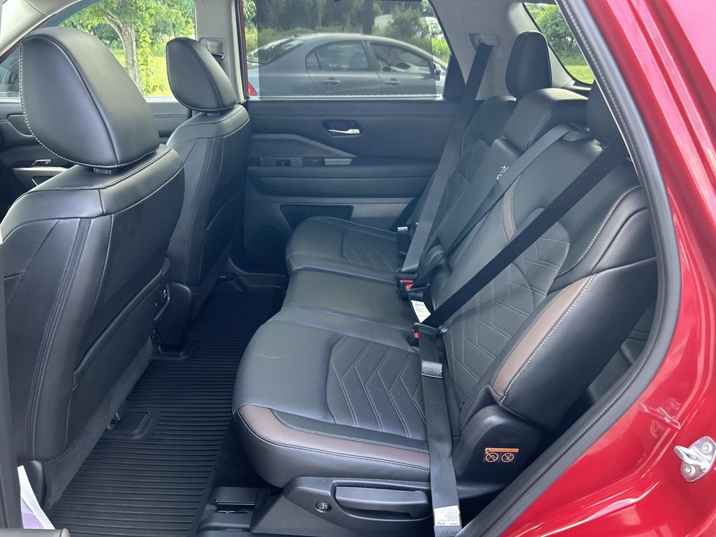 Vehicle photo 26