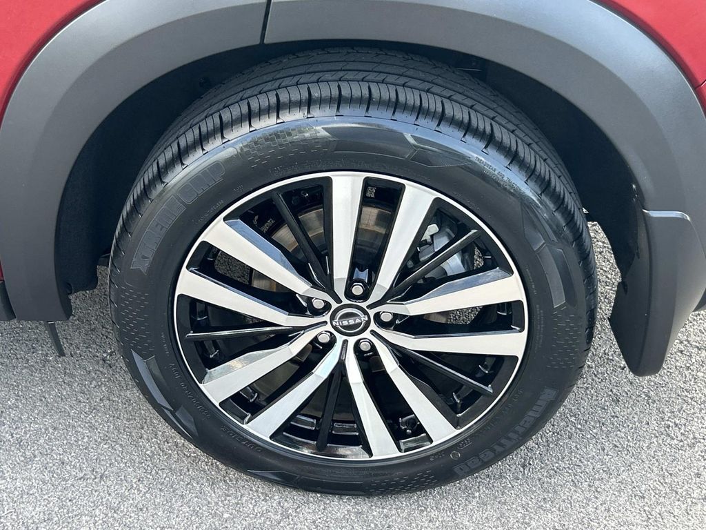 Vehicle photo 17