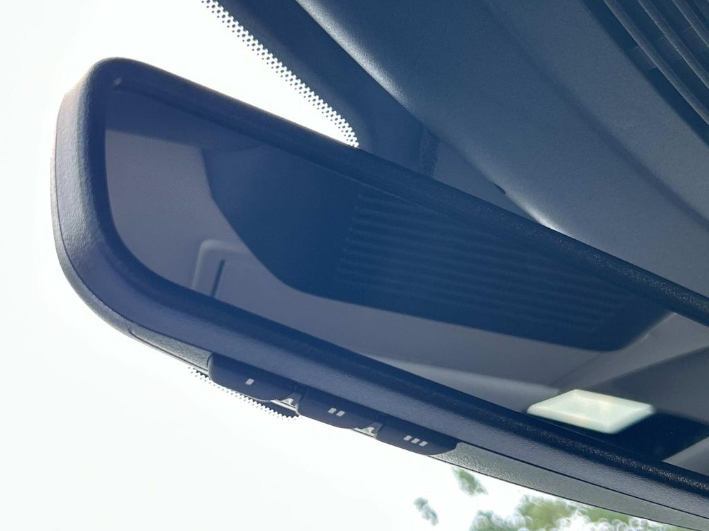 Vehicle photo 33
