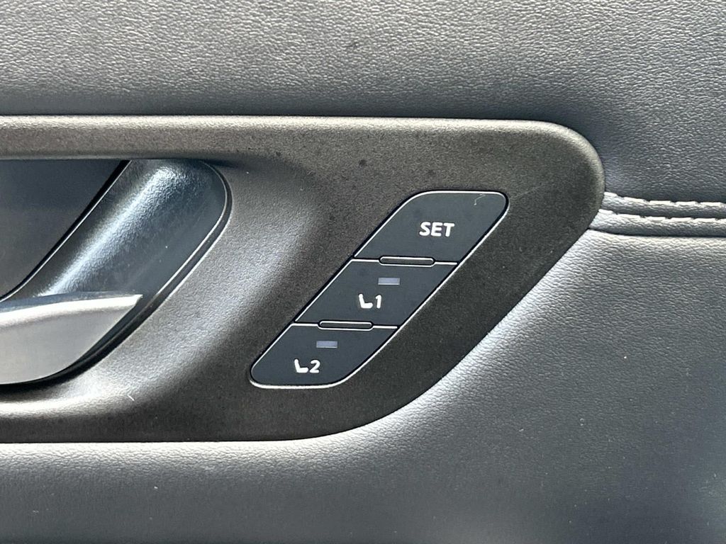 Vehicle photo 32