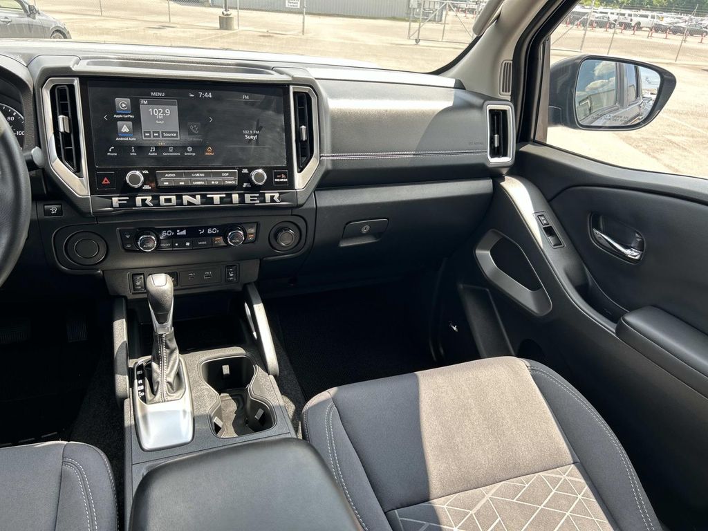 Vehicle photo 25