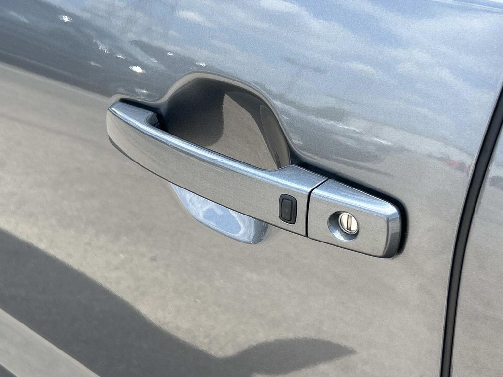 Vehicle photo 19