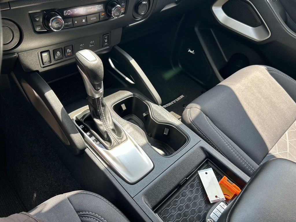 Vehicle photo 34