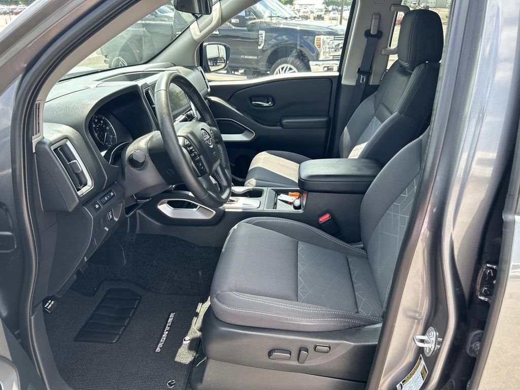 Vehicle photo 28