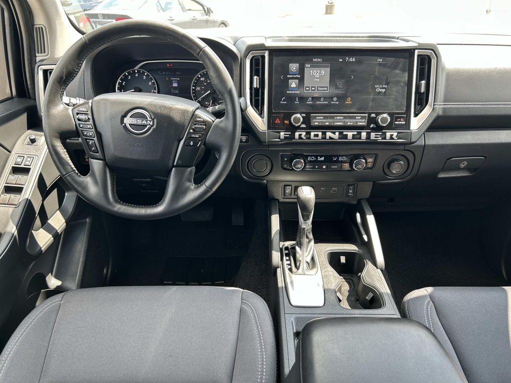 Vehicle photo 23