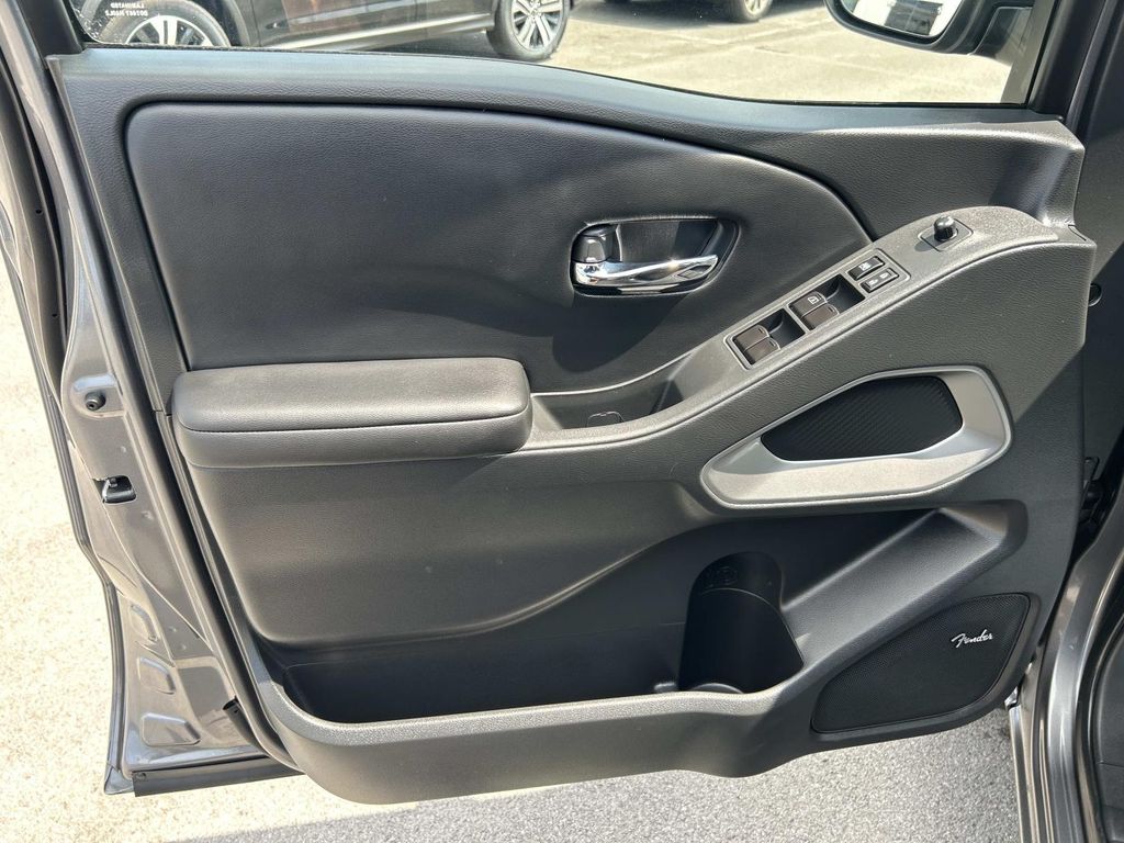 Vehicle photo 29