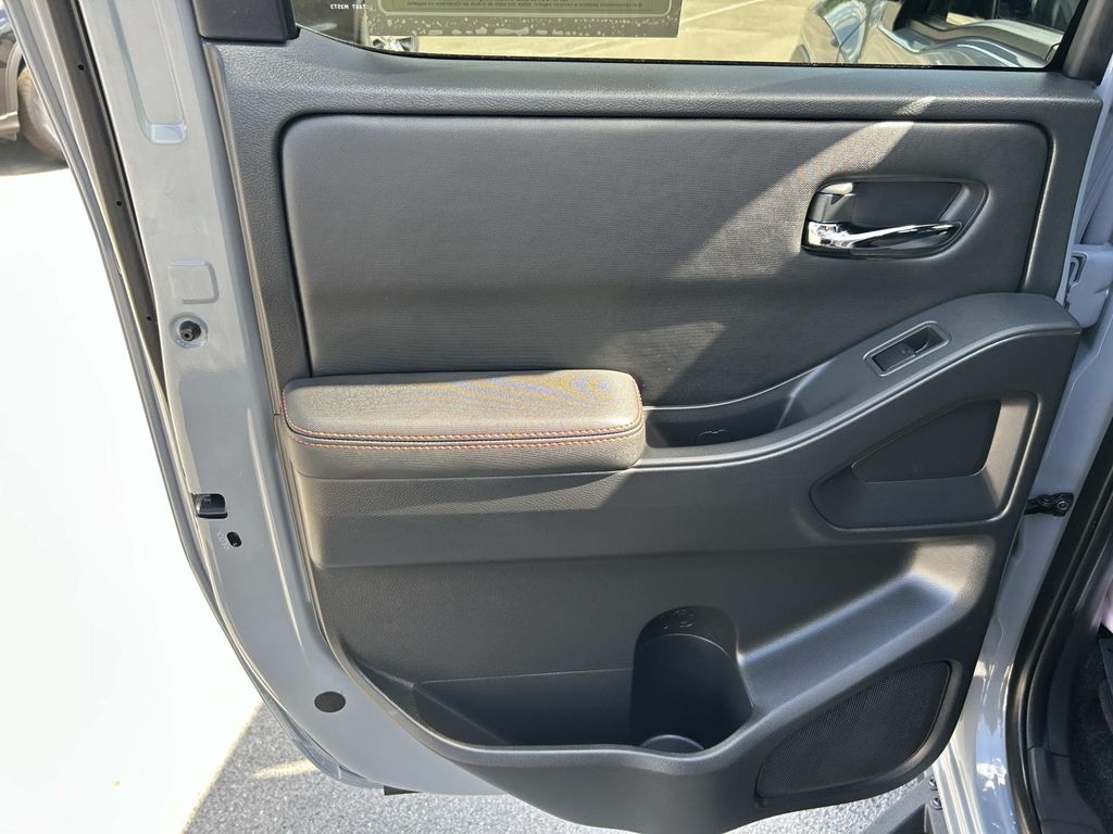 Vehicle photo 27
