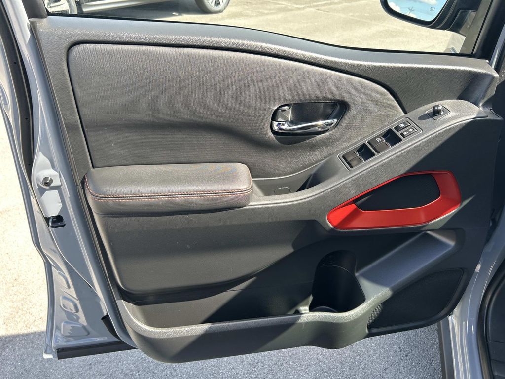 Vehicle photo 29