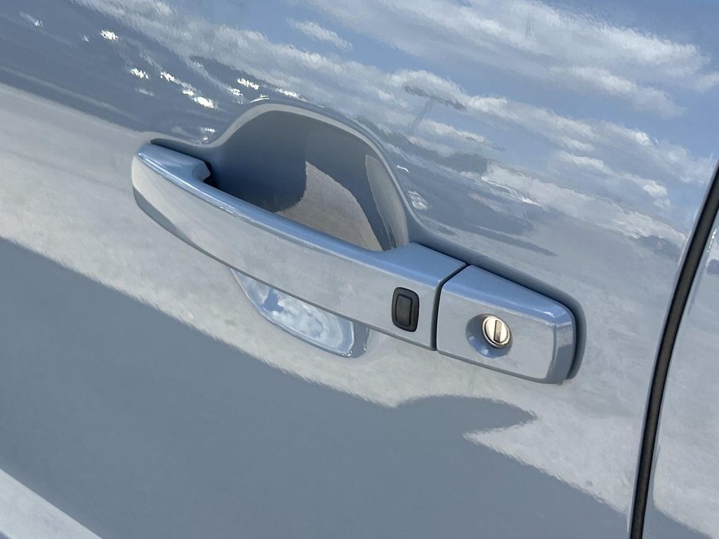 Vehicle photo 19