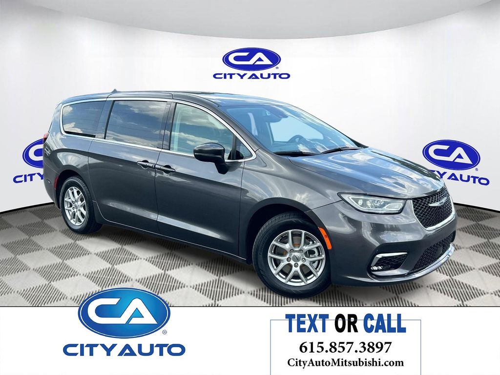 2023 Chrysler Pacifica Touring L's photo
