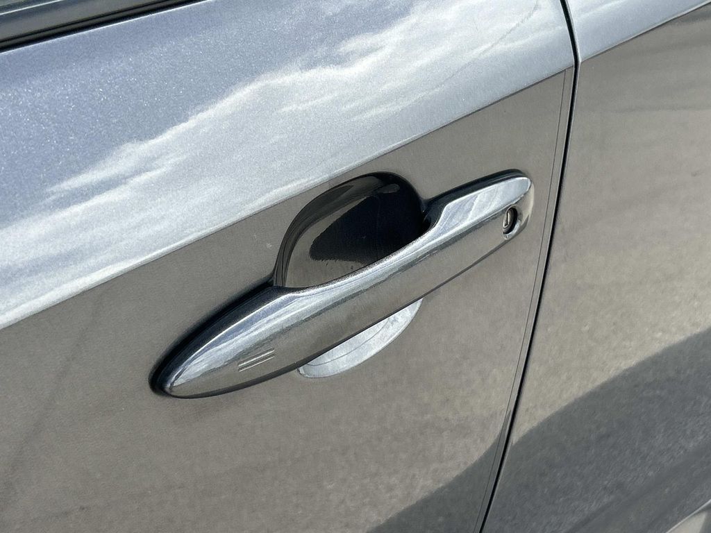 Vehicle photo 17