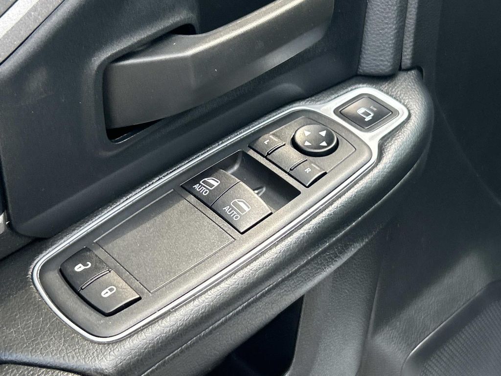 Vehicle photo 28