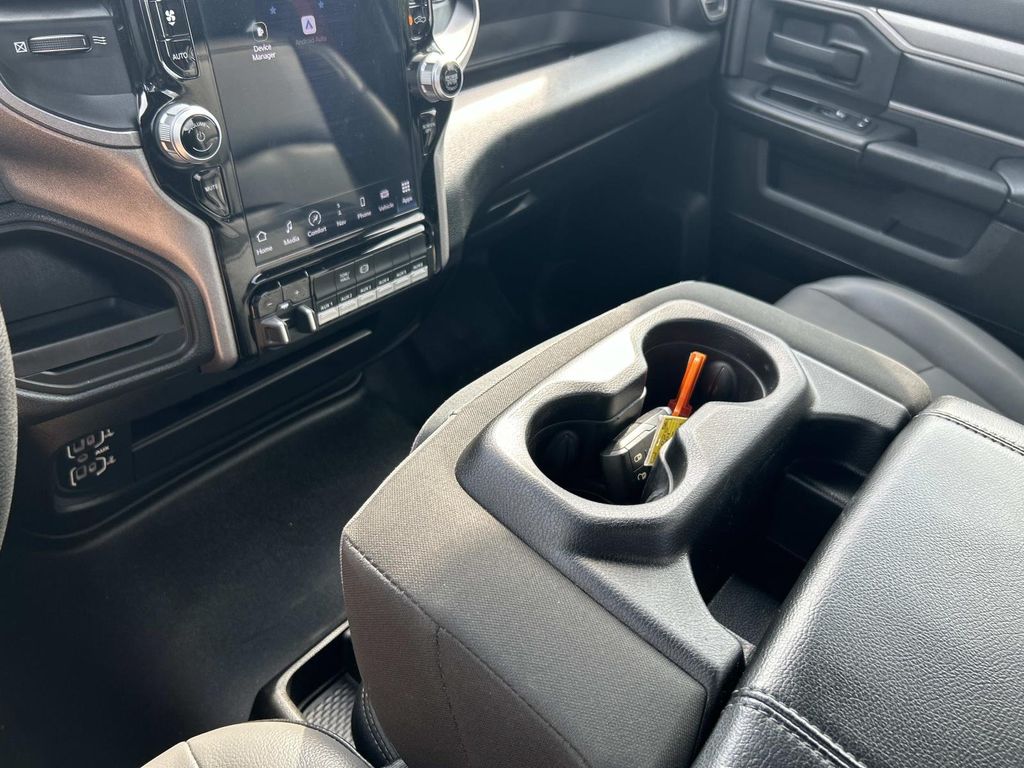 Vehicle photo 32