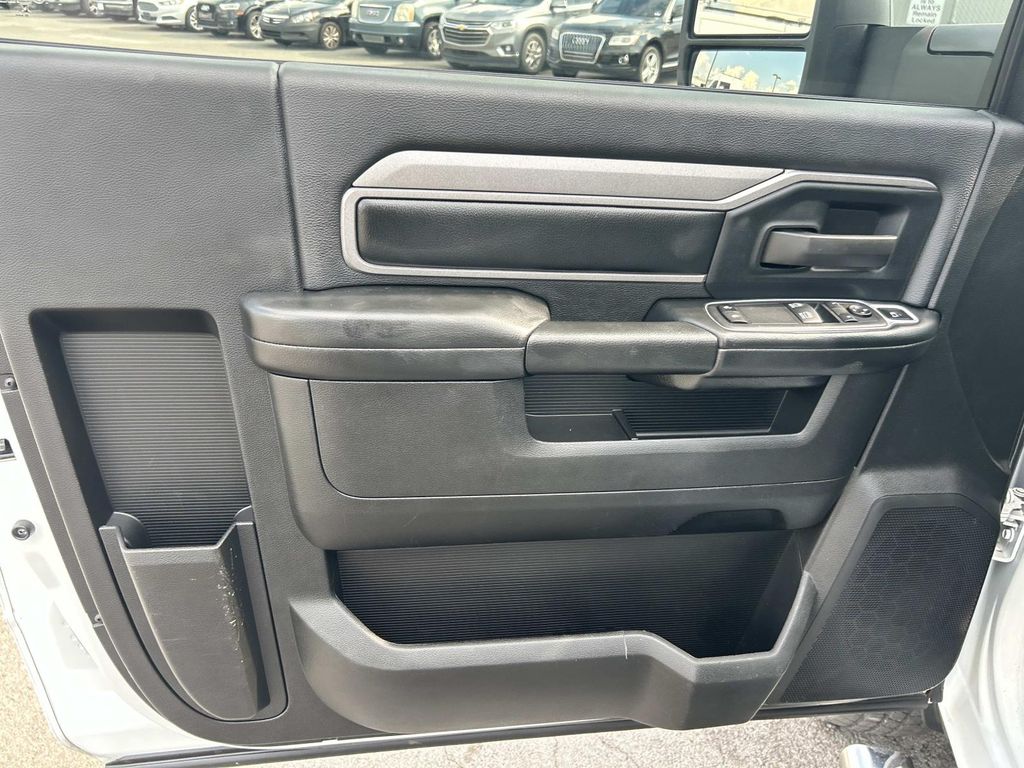 Vehicle photo 27