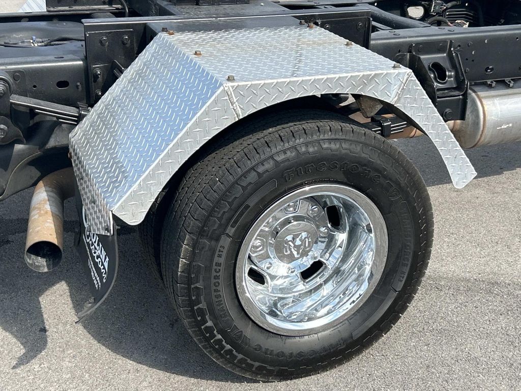 Vehicle photo 16