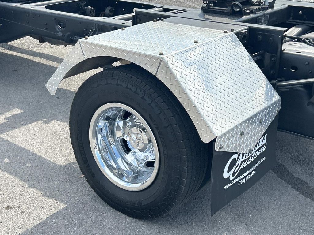 Vehicle photo 17