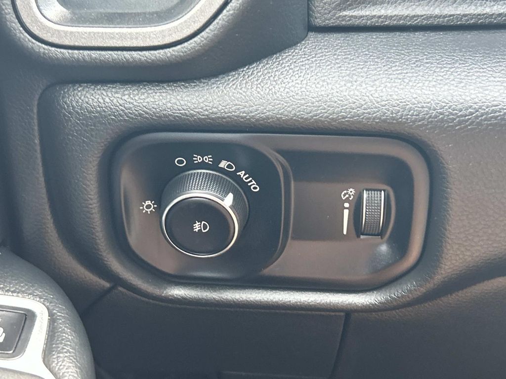 Vehicle photo 35