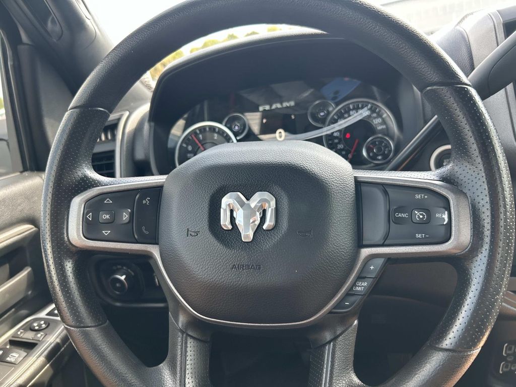Vehicle photo 34