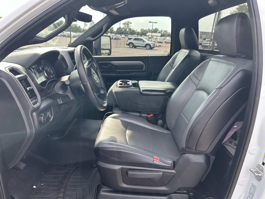 Vehicle photo 26