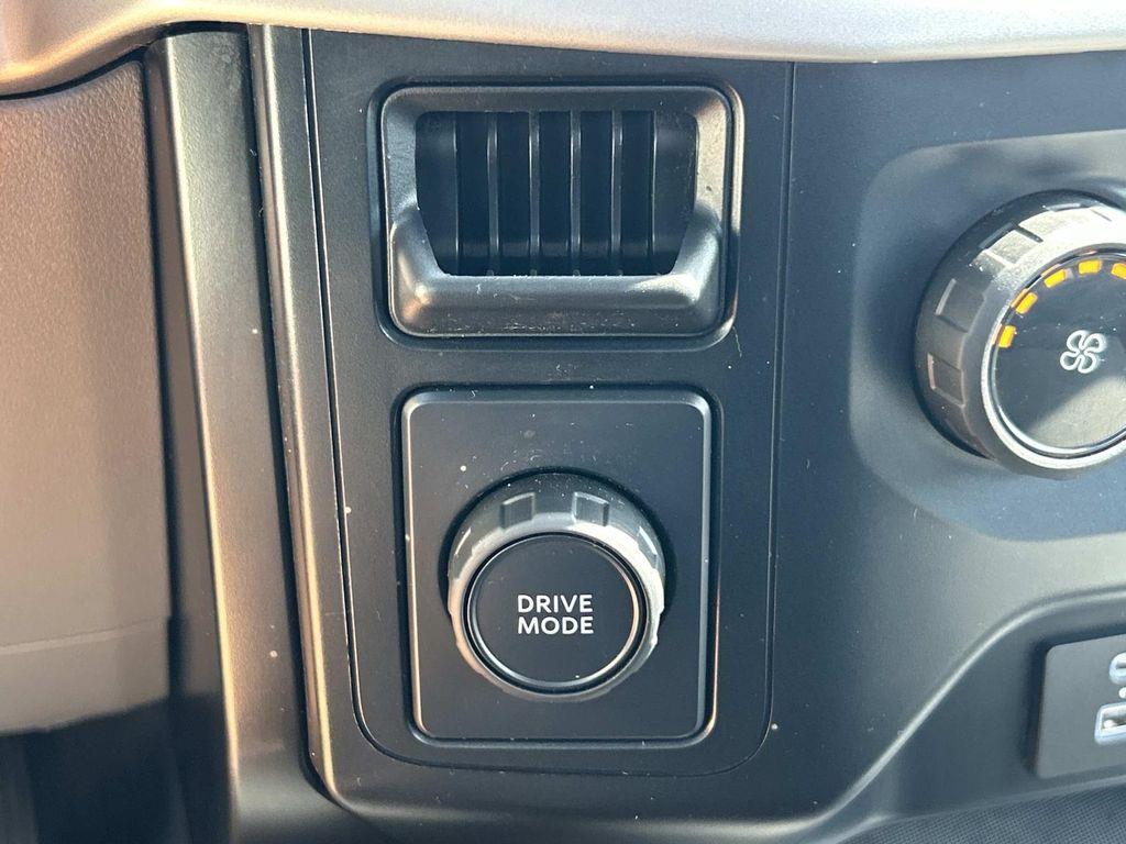 Vehicle photo 31