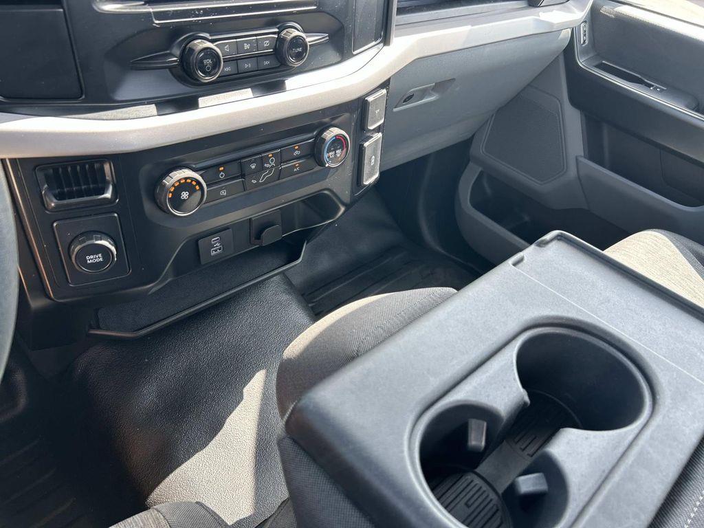 Vehicle photo 30