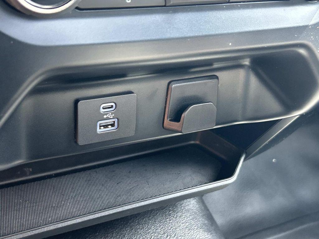 Vehicle photo 32