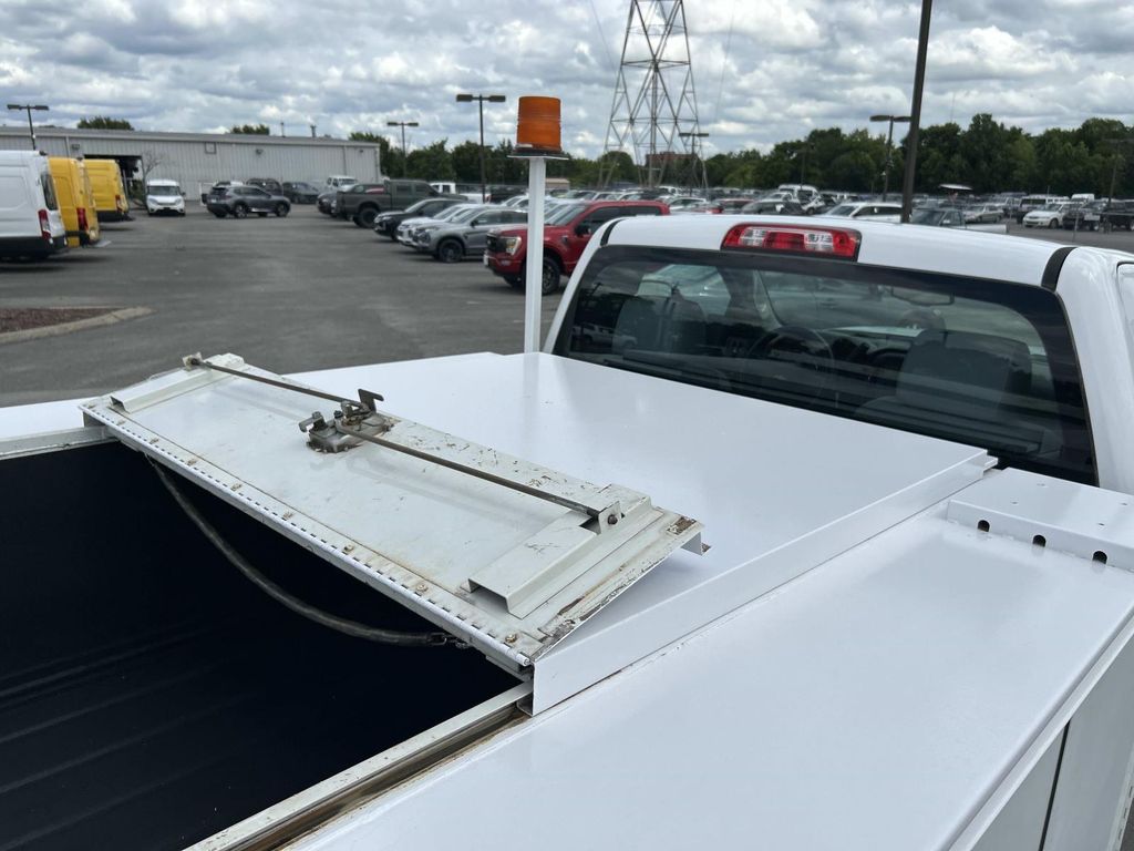 Vehicle photo 26