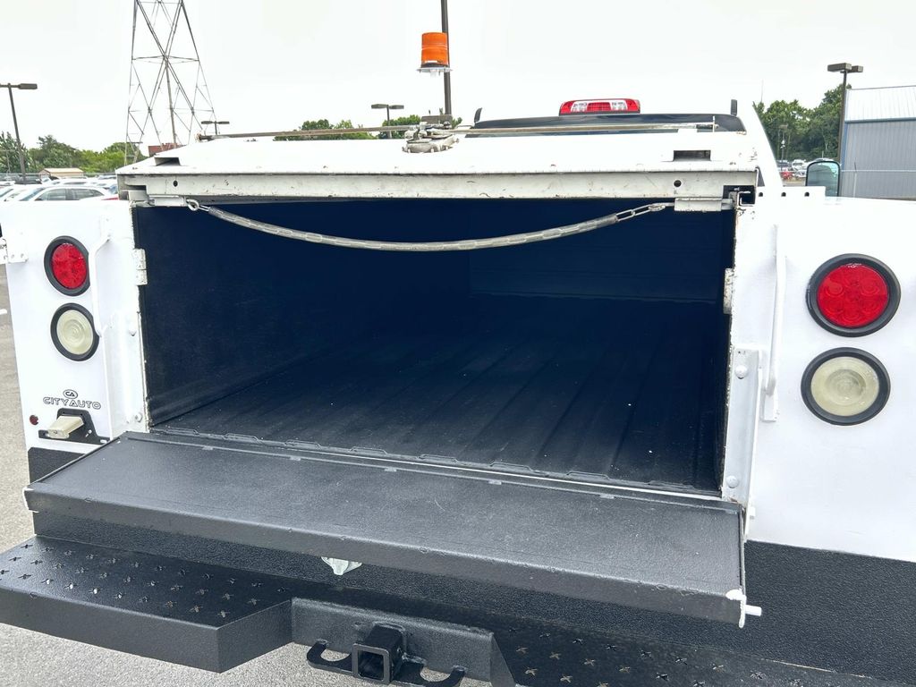 Vehicle photo 24