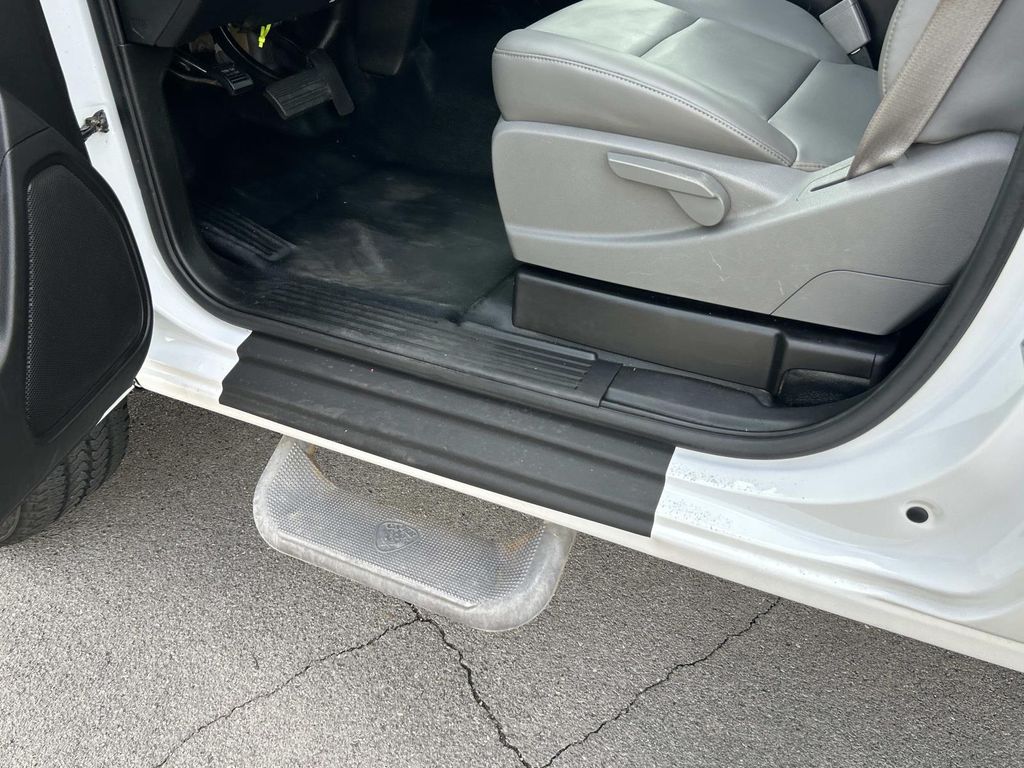 Vehicle photo 30