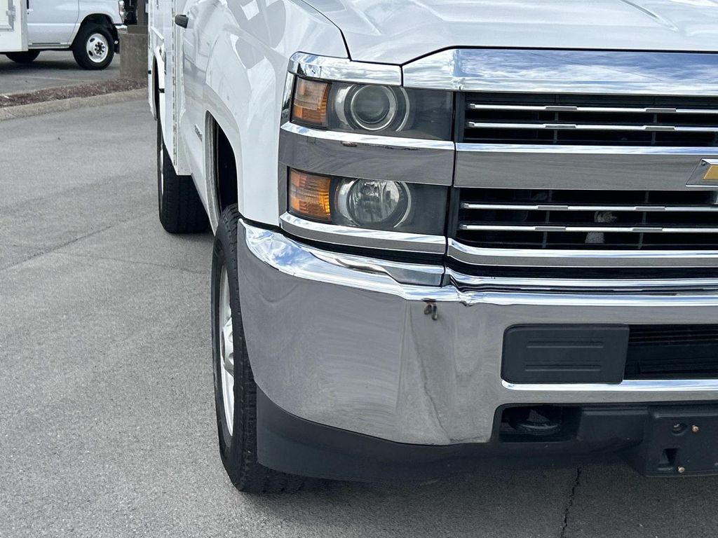 Vehicle photo 13