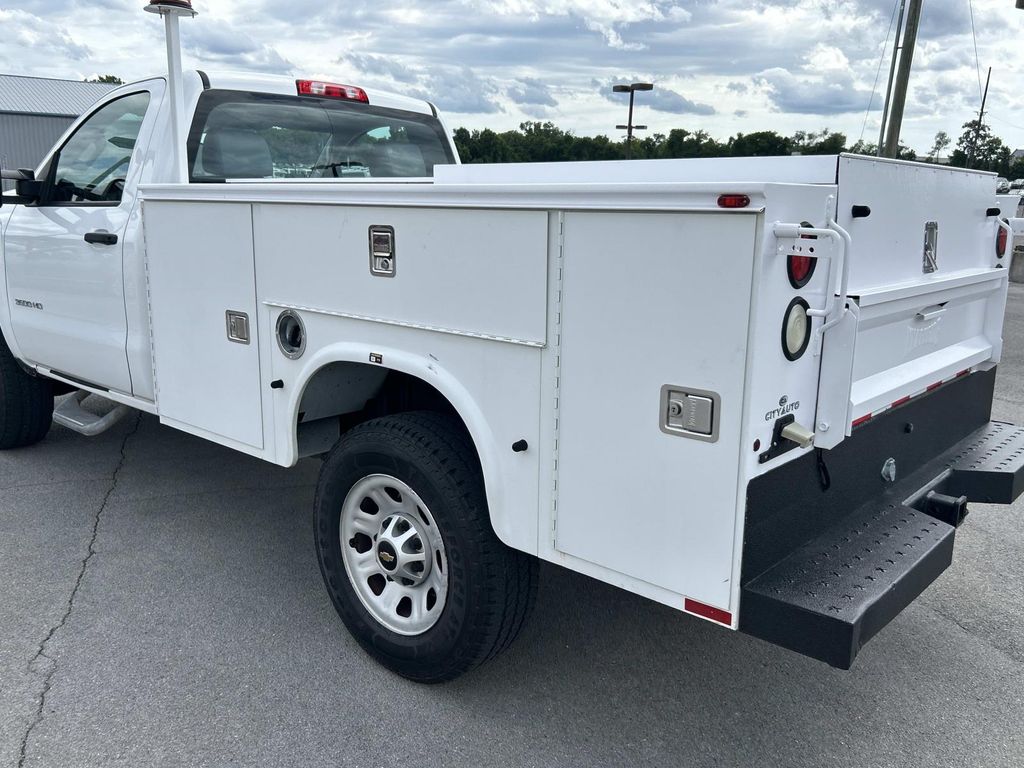 Vehicle photo 17